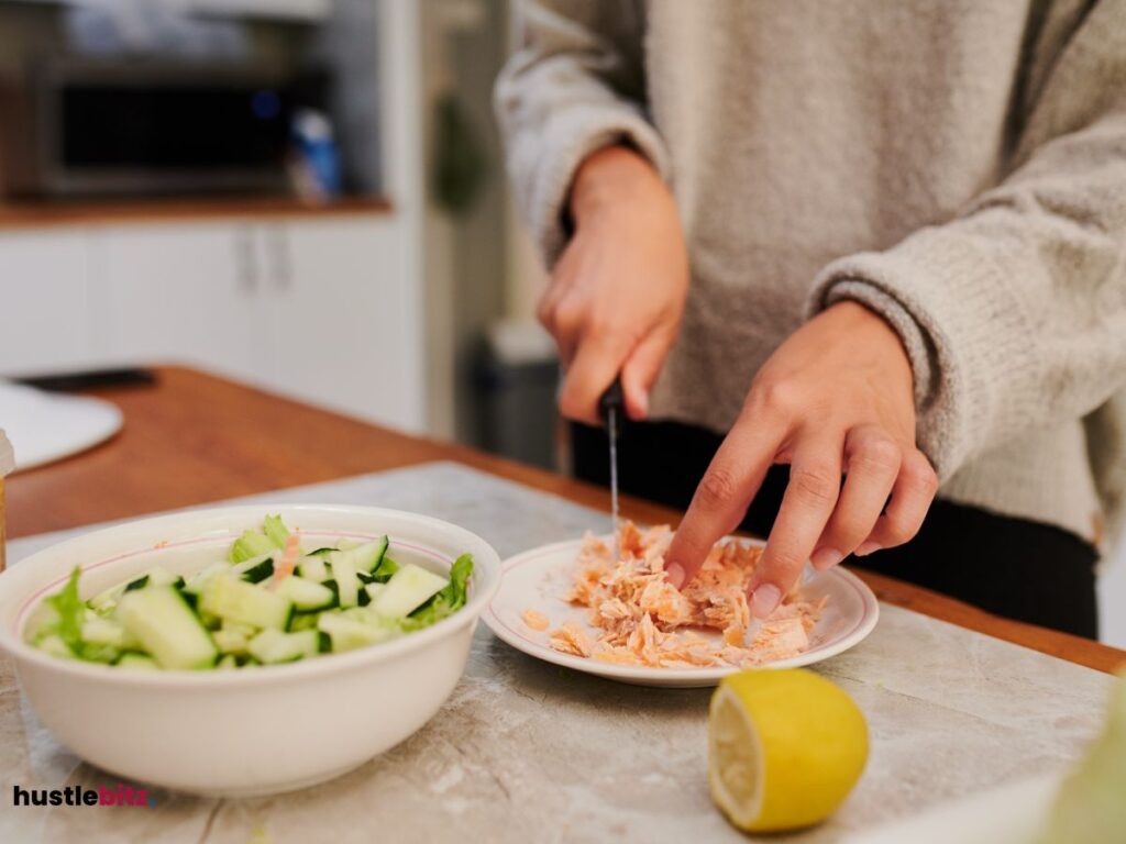 A woman doing slice the foods in the kitchen